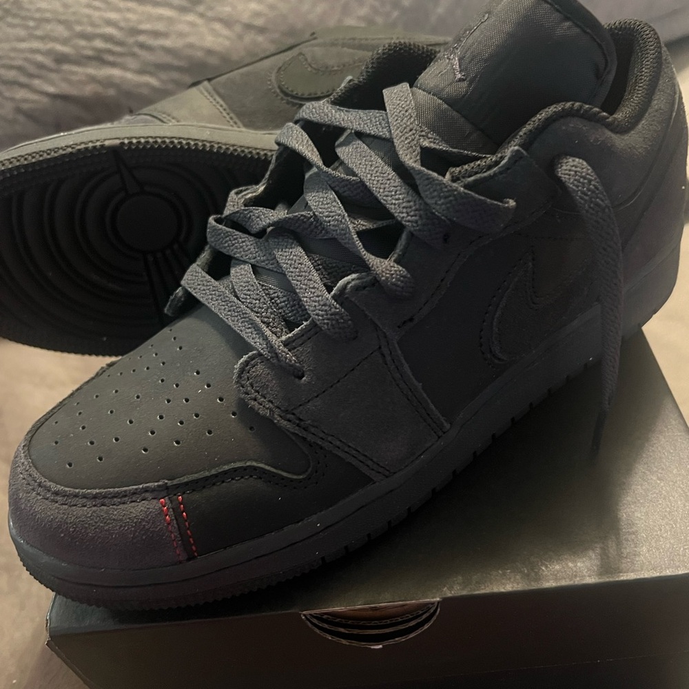 Brand new Jordan 1 Low Sz 7 Y